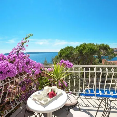 Holiday home Mit Pool Am Hang An Einer Bucht Und Herrlichem Ausblick Trogir