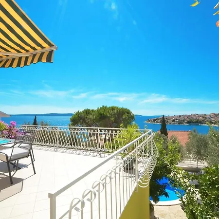 Mit Pool Am Hang An Einer Bucht Und Herrlichem Ausblick * Trogir