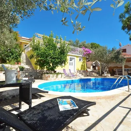 Mit Pool Am Hang An Einer Bucht Und Herrlichem Ausblick Holiday home *