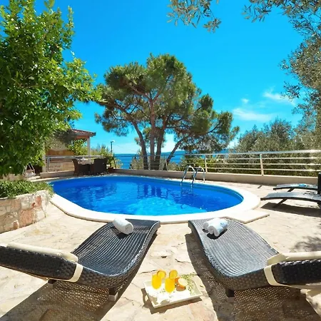 Mit Pool Am Hang An Einer Bucht Und Herrlichem Ausblick Holiday home Trogir