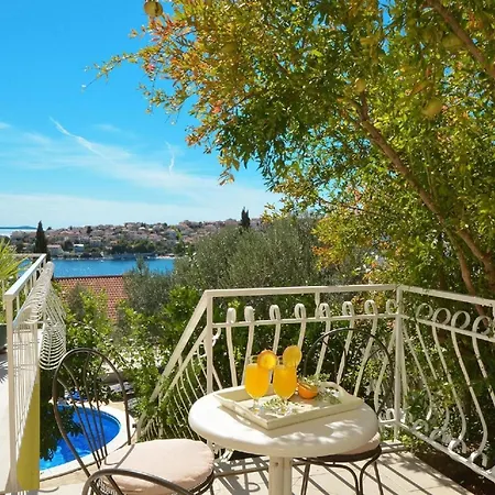 Holiday home Mit Pool Am Hang An Einer Bucht Und Herrlichem Ausblick *