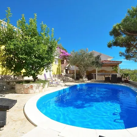 Mit Pool Am Hang An Einer Bucht Und Herrlichem Ausblick * Trogir