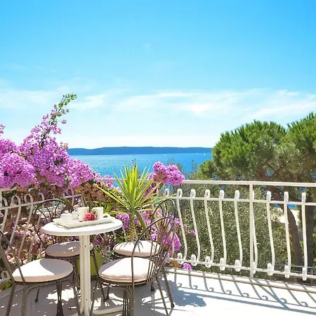 Mit Pool Am Hang An Einer Bucht Und Herrlichem Ausblick Holiday home Trogir